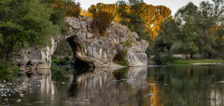 Скална арка край село Ъглен по залез