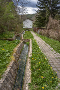Каменните корита събиращи водите на 2-та извора