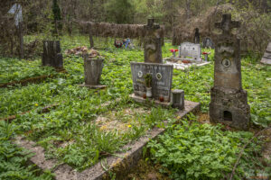 Селското гробище непосредствено зад манастира
