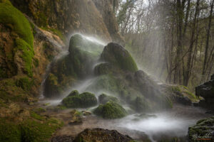 Основата на водопада - мъх и водни пръски...