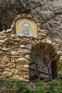 Входа на скален манастир Свети Никола (Глигора)