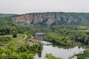 Гледка от скалния манастир Свети Никола (Глигора) към река Искър и срутището