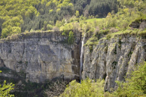 Скалният венец при село Заселе и водопад Скакля