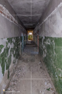 Из коридорите на изоставения военен затвор