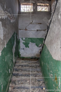 Стълбището на изоставения военен затвор