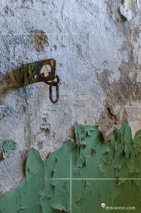 Из помещенията на изоставен военен затвор