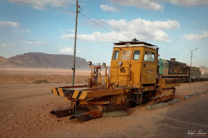 Машина за почистване на релсите от пясък на ЖП гара Wadi Rum