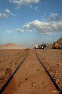 Засипаните от пустинния пясък релси на гара Wadi Rum